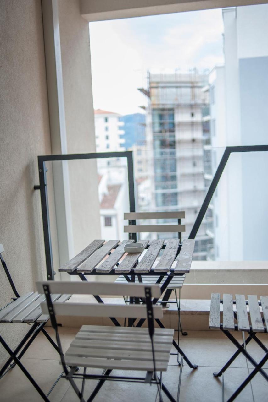 Teona Modern Central Apartment