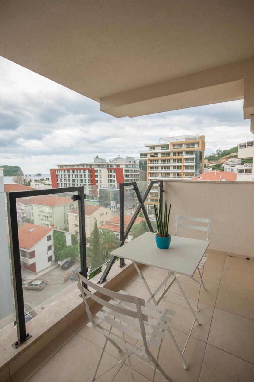 Teona Modern Central Apartment