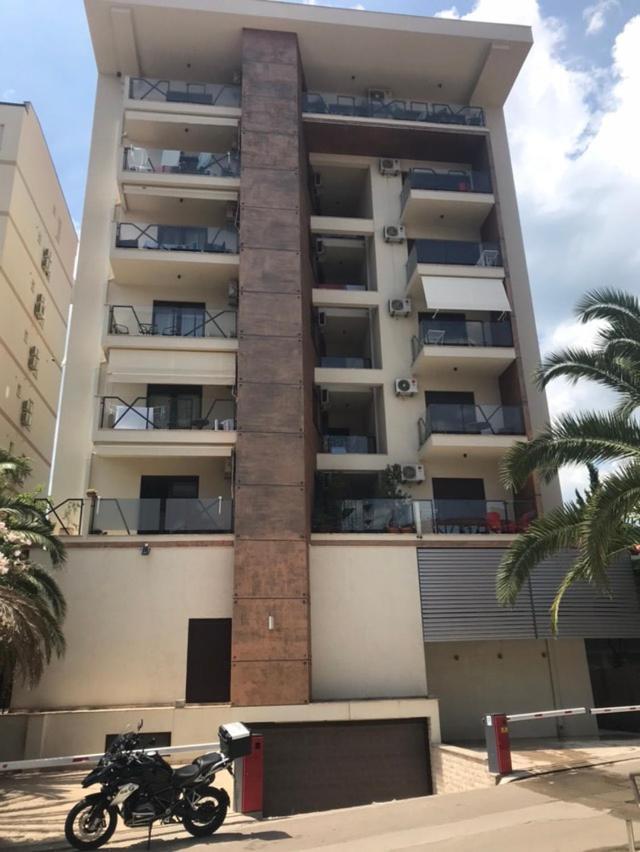 Teona Modern Central Apartment